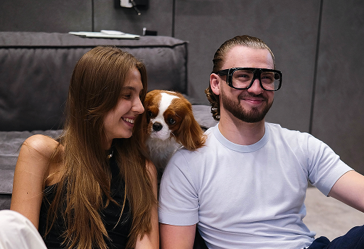 Довольный основатель